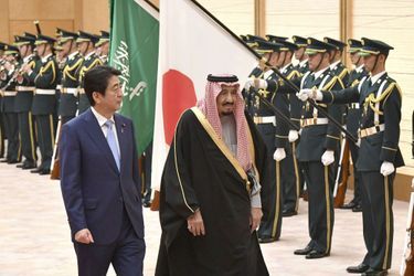 Le roi d'Arabie saoudite Salman bin Abdulaziz avec le Premier ministre japonais Shinzo Abe à Tokyo, le 13 mars 2017