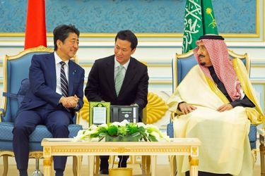Le roi d'Arabie saoudite Salman bin Abdulaziz avec le Premier ministre japonais Shinzo Abe à Riyadh, le 12 janvier 2020