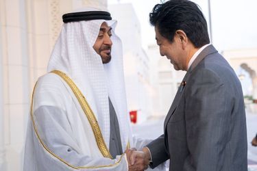 Le prince héritier d'Abu Dhabi Sheikh Mohammed bin Zayed Al Nahyan avec le Premier ministre japonais Shinzo Abe à Qasr Al Watan, le 13 janvier 2020