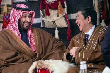 Le prince héritier d'Arabie saoudite Mohammed bin Salman avec le Premier ministre japonais Shinzo Abe dans le désert à Al-'Ula, le 12 janvier 2020
