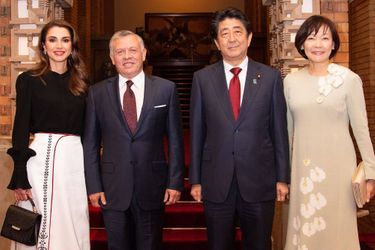 La reine Rania et le roi Abdallah II de Jordanie avec le Premier ministre japonais Shinzo Abe et sa femme Akie au Japon, 27 novembre 2018