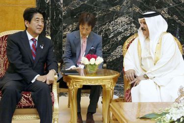 Le roi de Bahreïn Hamad bin Isa al-Khalifa avec le Premier ministre japonais Shinzo Abe à Manama, le 25 août 2013