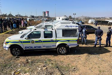La police devant les lieux du drame à Soweto, en Afrique du Sud. 