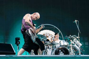 Flea et Chad Smith des Red Hot Chili Peppers, en concert vendredi 8 juillet 2022 au Stade de France.