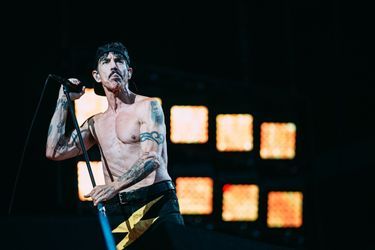 Anthony Kiedis des Red Hot Chili Peppers, en concert vendredi 8 juillet 2022 au Stade de France.