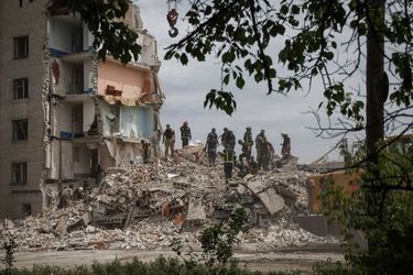 Au moins 15 morts dans une frappe qui a éventré un immeuble d'habitation à Tchassiv Iar, selon les autorités ukrainiennes. 