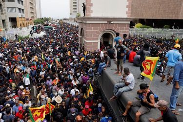 Samedi, des centaines de milliers de personnes s'étaient rassemblés dans le quartier des résidences officielles pour manifester leur colère face à la crise économique sans précédent que connaît le pays.