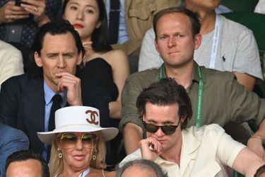 Tom Hiddleston, Matt Smith dans les tribunes de Wimbledon lors de la finale messieurs du tournoi, à Londres, le 10 juillet 2022.