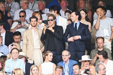 Andrew Garfield, Vito Schnabel, Tom Hiddleston et Rosie Huntington-Whiteley dans les tribunes de Wimbledon lors de la finale messieurs du tournoi, à Londres, le 10 juillet 2022.