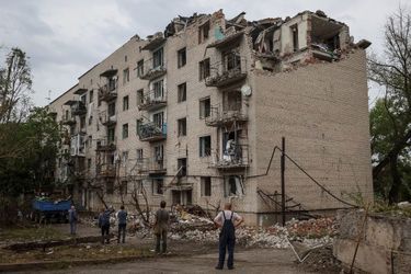  L'immeuble de quatre étages a été touché par un missile russe Ouragan, a précisé sur Telegram Pavlo Kyrylenko, gouverneur de la région de Donetsk que l'armée russe cherche à conquérir. 