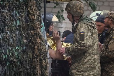 M. Zelensky a accusé Moscou de frapper "délibérément, intentionnellement, de simples maisons, des objectifs civils, des gens. Il y a des victimes, morts, blessés". De son côté, le ministère russe de la Défense a accusé samedi soir dans un communiqué les Ukrainiens d'installer des hommes et des armements dans des écoles et bâtiments civils dans plusieurs localités du territoire de Donetsk et de Kharkiv. 