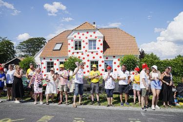 Entre Vejle et Sonderborg le 3 juillet, maison et spectateurs sont aux couleurs du meilleur grimpeur. 