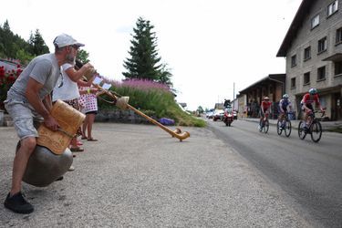 Cloches de vaches et cor des Alpes pour encourager le peloton entre Dole, dans le Jura, et Lausanne, en Suisse le 9 juillet, lors de la 8e étape.
