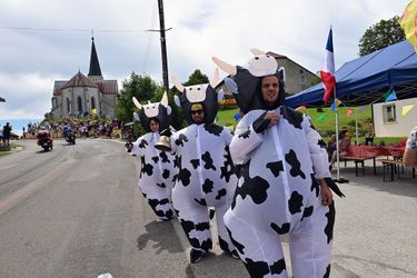 Sur les routes reliant Dole à Lausanne, il y a les vraies vaches mais aussi des spectateurs à la fête. 