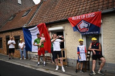 Quel luxe d'avoir le Tour de France qui passe devant la maison. Ici des spectateurs de l'étape entre Lille et Arenberg Porte du Hainaut, le 6 juillet.