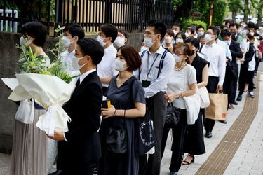 Des milliers de personnes sont venues se recueillir mardi sur le passage du cortège funéraire de Shinzo Abe, qui a circulé devant des lieux symboliques de Tokyo après les funérailles de l'ancien Premier ministre japonais, assassiné vendredi dernier. 