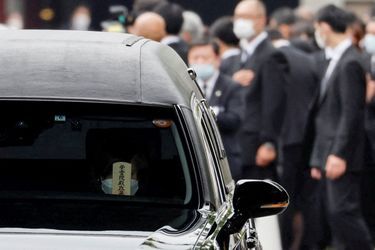 Assise à l'avant du véhicule noir, la veuve de Shinzo Abe, Akie, tenait devant elle la tablette de bois où était inscrit le nom posthume de son époux selon la tradition bouddhiste.
