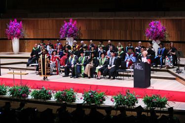 Naomi Campbell entourée d'autres diplômés lors de la remise de son doctorat honorifique de l’Université des Arts Créatifs, au Royal Festival Hall, à Londres, le 7 juillet 2022.