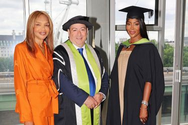 Naomi Campbell aux côtés de sa mère Valérie Morris et du Professeur Bashir Makhoul lors de la remise de son doctorat honorifique de l’Université des Arts Créatifs, au Royal Festival Hall, à Londres, le 7 juillet 2022.