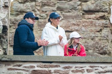 La princesse Estelle de Suède avec ses parents, la princesse héritière Victoria et le prince Daniel, dans les ruines du château de Borgholm, sur l’île d’Öland, le 10 juillet 2022