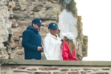 La princesse Estelle de Suède avec ses parents dans les ruines du château de Borgholm, sur l’île d’Öland, le 10 juillet 2022