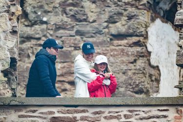 La princesse héritière Victoria, le prince Daniel et la princesse Estelle de Suède dans les ruines du château de Borgholm, sur l’île d’Öland, le 10 juillet 2022