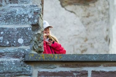 La princesse Estelle de Suède dans les ruines du château de Borgholm, sur l’île d’Öland, le 10 juillet 2022