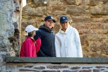 La princesse héritière Victoria, le prince Daniel et la princesse Estelle de Suède dans les ruines du château de Borgholm, sur l’île d’Öland, le 10 juillet 2022