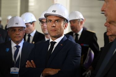 Emmanuel Macron mardi lors d'une visite du site de l'entreprise STMicroelectronics.
