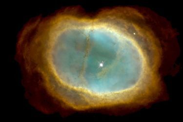 La belle même nébuleuse planétaire, à quelque 2000 années-lumière, photographiée par Hubble quelques années plus tôt.
