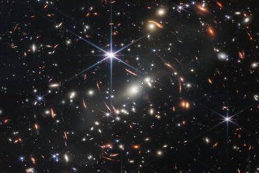 Sur ce cliché, Webb, placé à 1,5 million de kilomètres de nous, nous montre l&#039;Univers tel qu&#039;il était...il y a 13 milliards d&#039;années. Ici, on voit des milliers de galaxies dans un champ de vue minuscule, certaines ont été formées juste après le Big Bang. 