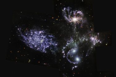 Et dans l&#039;infrarouge plus lointain, ça donne un feu d&#039;artifice galactique révélant de la poussière d&#039;étoiles.