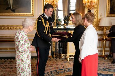 La reine Elizabeth II remet la George Cross aux représentantes de la NHS du Pays de Galles à Windsor, le 12 juillet 2022