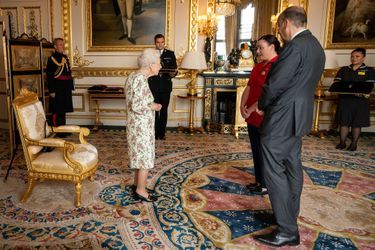 La reine Elizabeth II remet la George Cross aux représentants de la NHS de l'Irlande du Nord à Windsor, le 12 juillet 2022