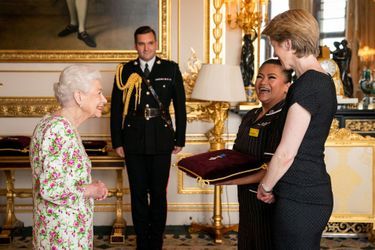 La reine Elizabeth II remet la George Cross aux représentantes de l'Angleterre à Windsor, le 12 juillet 2022