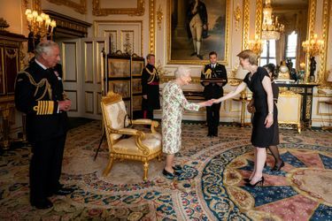 La reine Elizabeth II remet la George Cross aux représentantes de l'Angleterre au château de Windsor, le 12 juillet 2022