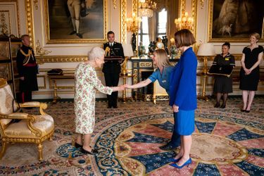 La reine Elizabeth II remet la George Cross aux représentantes de la NHS de l'Ecosse à Windsor, le 12 juillet 2022