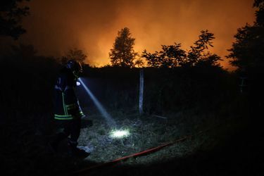 Deux incendies ont déjà ravagé près de 1.700 hectares de pins en Gironde mercredi, contraignant à l'évacuation de 6.000 campeurs, une situation favorisée par la vague de chaleur qui sévit dans le sud de la France.
