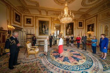 La reine Elizabeth II remet la George Cross aux représentants de la NHS des quatre pays du Royaume-Uni à Windsor, le 12 juillet 2022