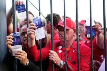Des supporters de Liverpool bloqués à l'entrée du stade de France, lors de la finale de la Ligue des champions. 