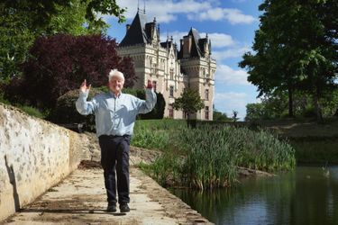 Devant le château de la Baronnière, en Maine-et-Loire, où sa famille française éloignée l’a invité. Le 7 juillet.