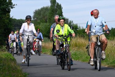La reine des Belges Mathilde à vélo, le 13 juillet 2022 en Flandre occidentale