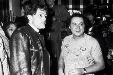 Le 27 novembre 1975, à Bobino, le comédien félicite son ami Coluche pour son nouveau spectacle.