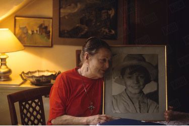 En 1992, Mado Maurin, la mère de Patrick Dewaere, pose devant la photo de son fils à l’âge de 12 ans.