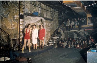 En février 1972, Patrick Dewaere (à droite) sur la scène du Café de la gare, rue d’Odessa à Paris, pour la pièce «Des boulons dans mon yaourt ».