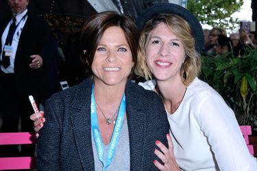 Charlotte Valandrey et Juliette Tresanini assistent à un photocall pour le film "Demain nous Appartient" lors du 4eme Jour du 19e Festival de la Fiction TV Francophone de La Rochelle, le 16 Septembre 2017.