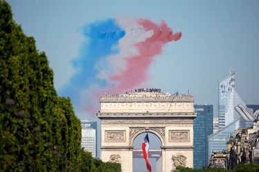 La patrouille de France dans le ciel parisien. 