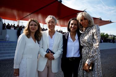 La Première ministre Elisabeth Borne pose aux côtés de la secrétaire d'État Sarah El Haïry et de la Première dame Brigitte Macron. 