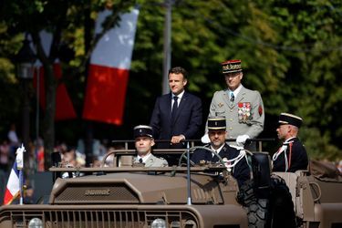Emmanuel Macron a passé en revue les troupes sur la prestigieuse avenue des Champs-Elysées à bord d'un véhicule militaire.