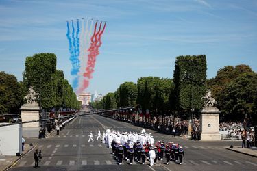 La Patrouille de France a peint le ciel parisien en bleu blanc rouge, donnant le coup d'envoi au traditionnel défilé militaire.